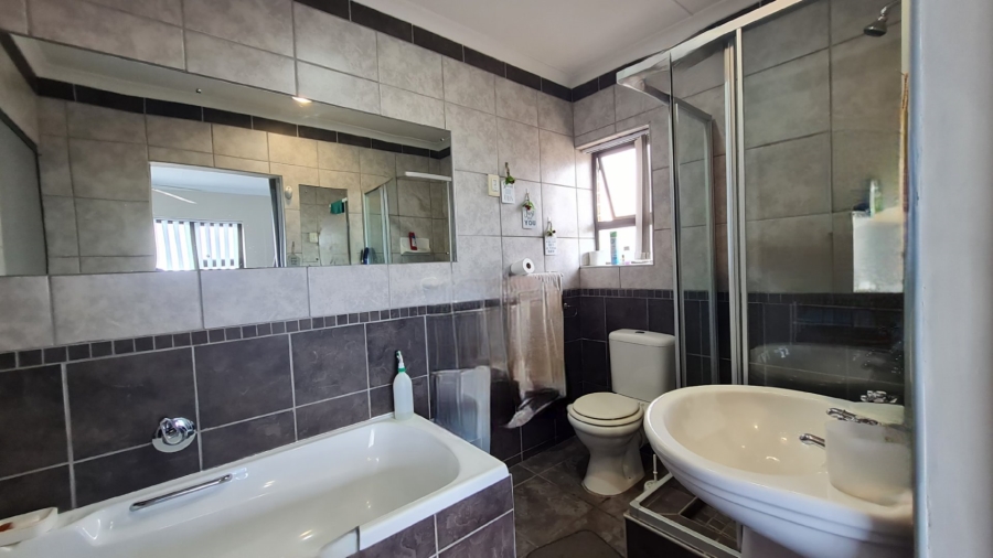 3 Bedroom Property for Sale in Hartenbos Heuwels Western Cape